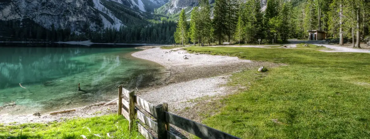 Paysage alpin vert et lac pour illustrer la proximité suisse d'Alps Staffing